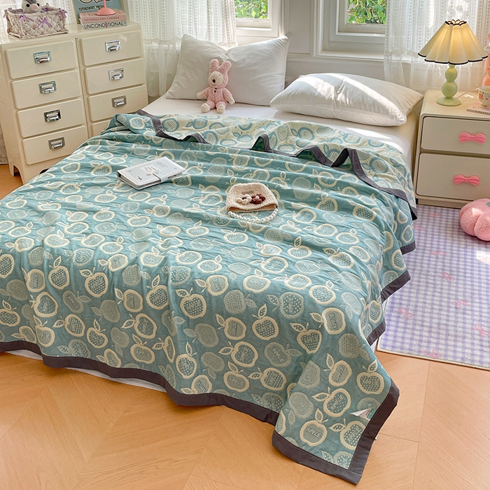 91家纺网 家纺一手货源 找家纺 云天家纺 2026新款A类全棉三层纱多功能毛巾被（盖毯床单夏被） 幸运苹果-绿