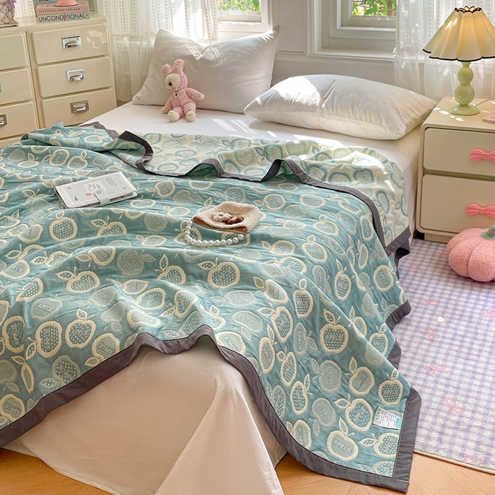 91家纺网 家纺一手货源 找家纺 云天家纺 2026新款A类全棉三层纱多功能毛巾被（盖毯床单夏被） 幸运苹果-绿