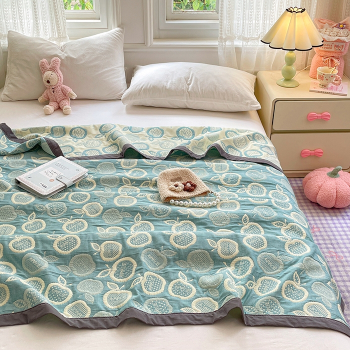 91家纺网 家纺一手货源 找家纺 云天家纺 2026新款A类全棉三层纱多功能毛巾被（盖毯床单夏被） 幸运苹果-绿