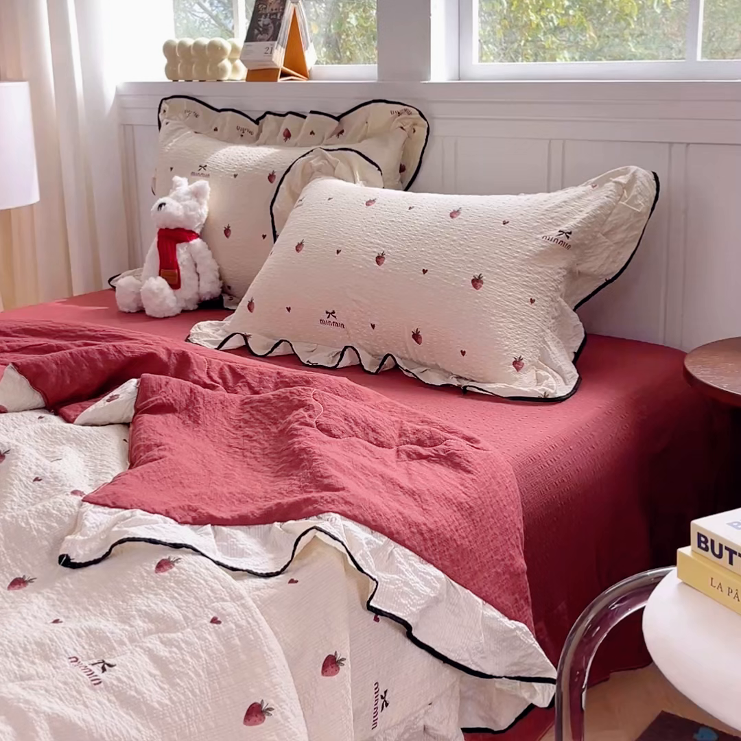 91家纺网 家纺一手货源 找家纺 利禾家纺 2026新款法式花边泡芙纱夏被四件套 胭脂