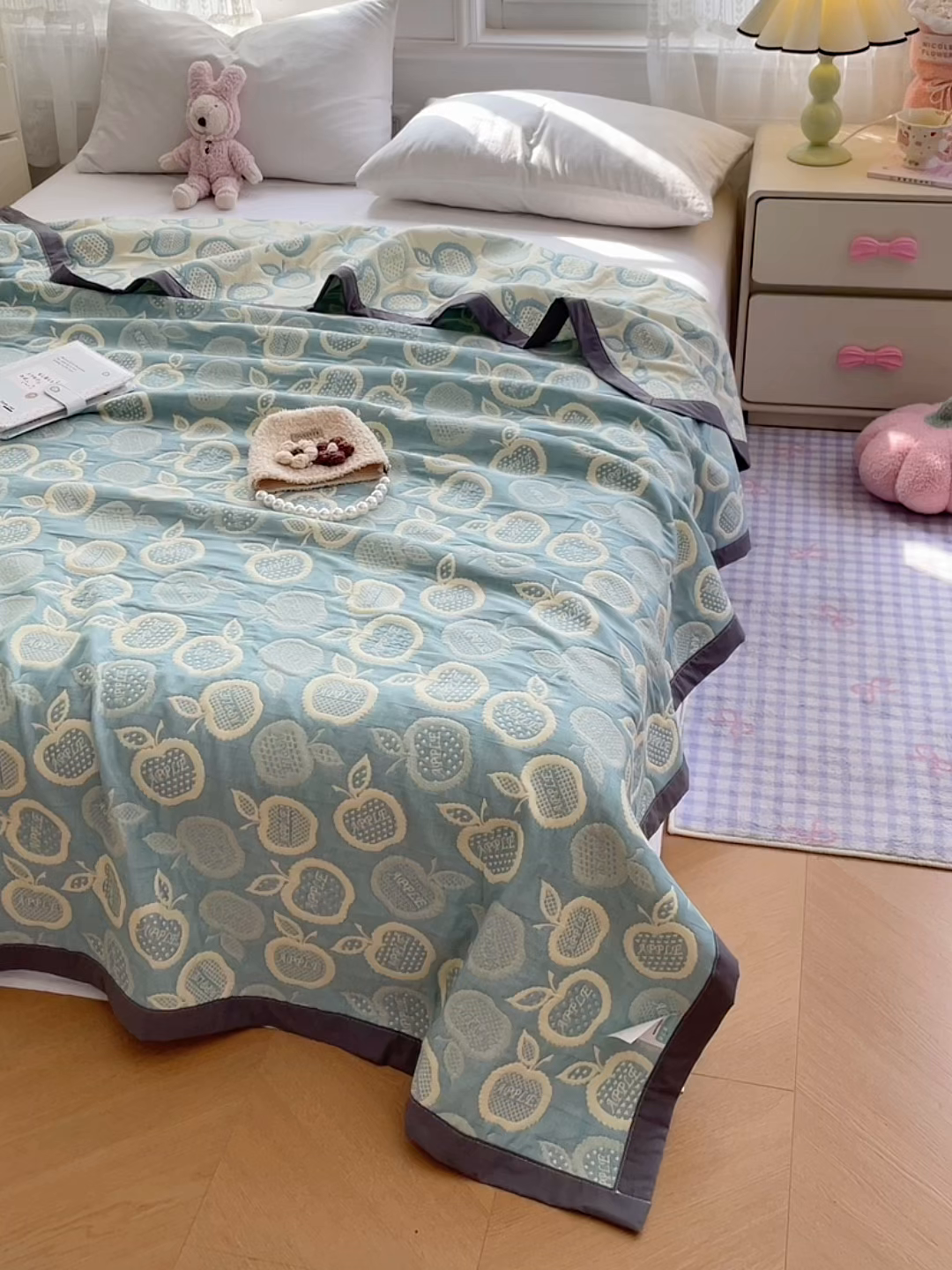 91家纺网 家纺一手货源 找家纺 云天家纺 2026新款A类全棉三层纱多功能毛巾被（盖毯床单夏被） 幸运苹果-绿