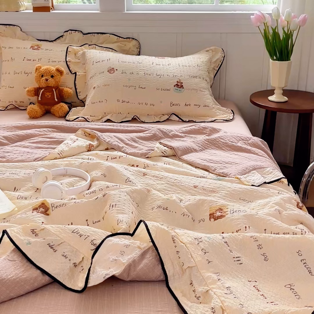 91家纺网 家纺一手货源 找家纺 利禾家纺 2026新款法式花边泡芙纱夏被四件套 英文熊