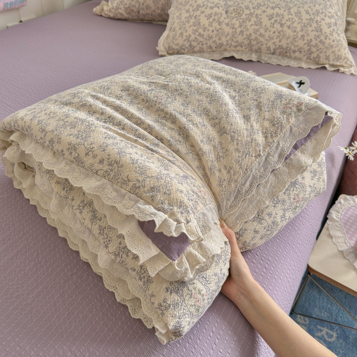 91家纺网 家纺一手货源 找家纺 几禾 2026新款泡芙纱全棉蕾丝花边夏被-花笺系列（甜系花边撞入梦境，软乎乎的质感，治愈所有疲惫） 花笺-蕾丝花匣