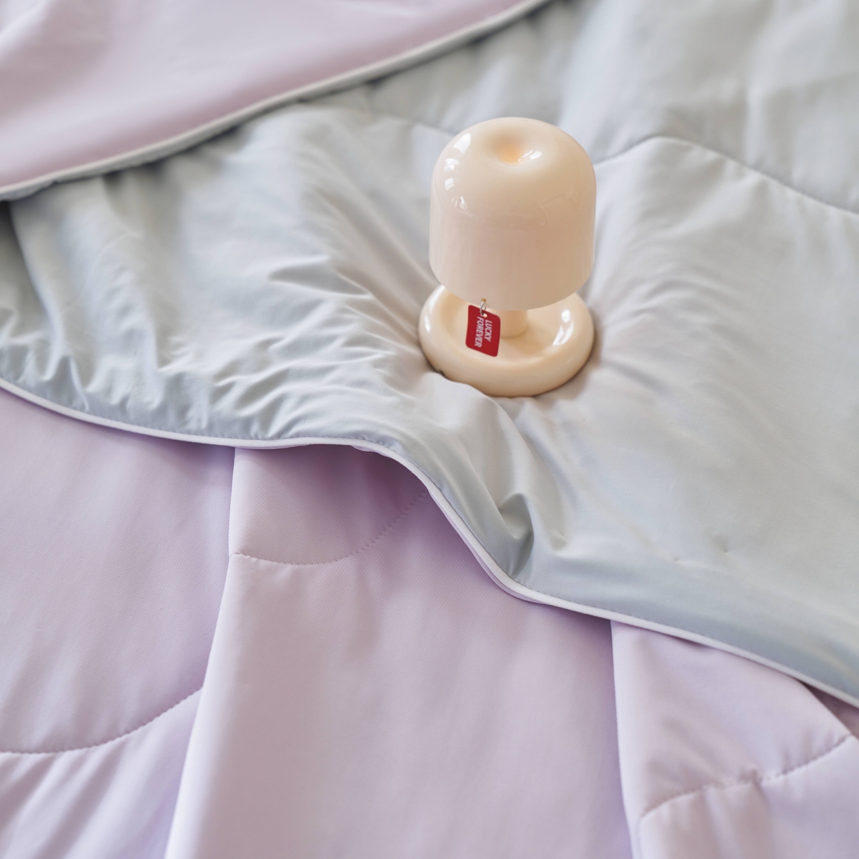 91家纺网 家纺一手货源 找家纺 亿梵家居 2026新款西瓜啵啵凉感夏被夏凉被空调被 梦幻紫-轻奢灰