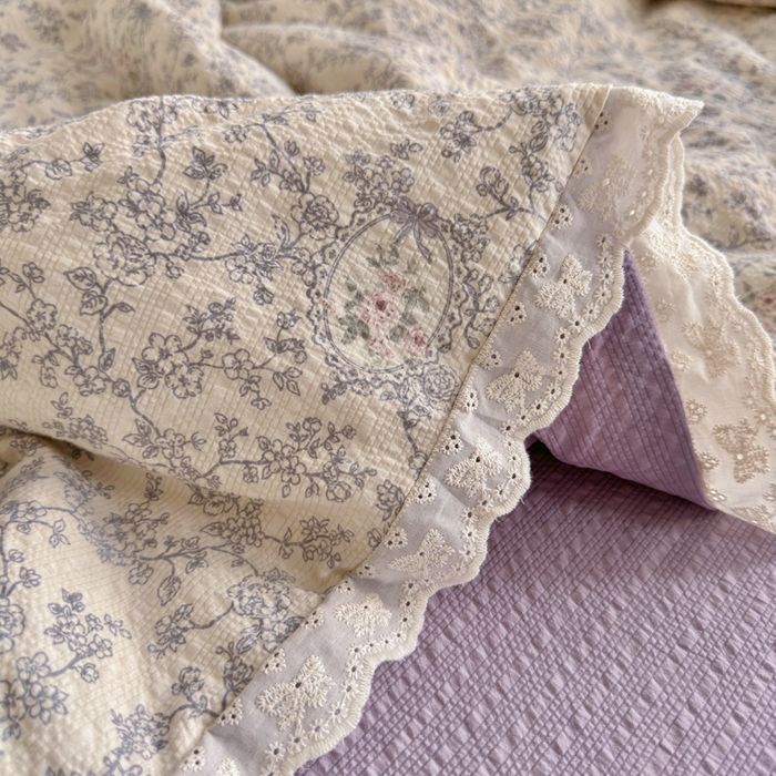 91家纺网 家纺一手货源 找家纺 几禾 2026新款泡芙纱全棉蕾丝花边夏被-花笺系列（甜系花边撞入梦境，软乎乎的质感，治愈所有疲惫） 花笺-蕾丝花匣