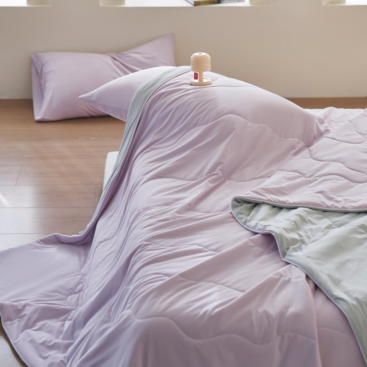 91家纺网 家纺一手货源 找家纺 亿梵家居 2026新款西瓜啵啵凉感夏被夏凉被空调被 梦幻紫-轻奢灰