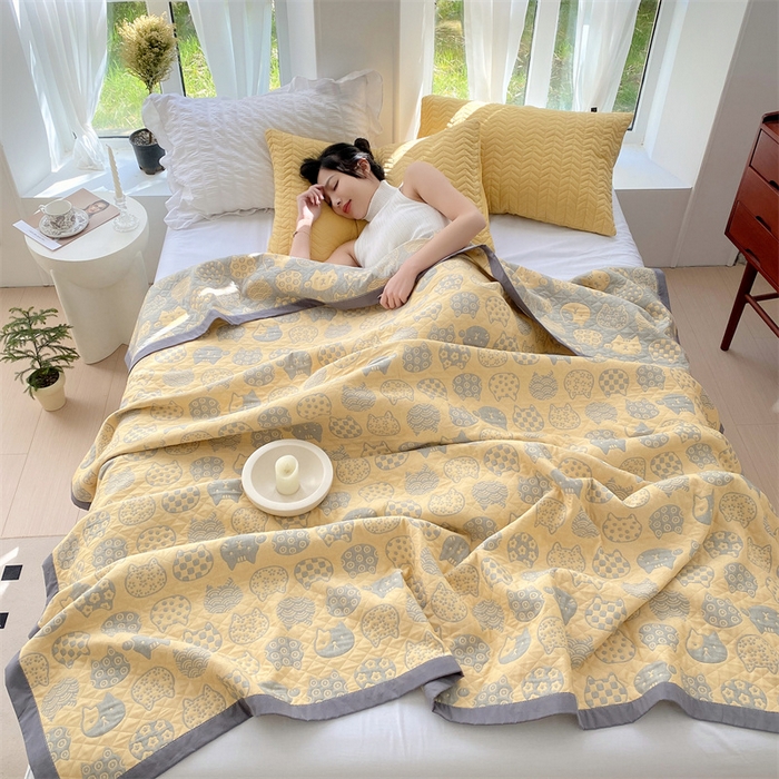 91家纺网 家纺一手货源 找家纺 云天家纺 2026新款A类全棉三层纱多功能毛巾被（盖毯床单夏被） 百变猫咪-黄