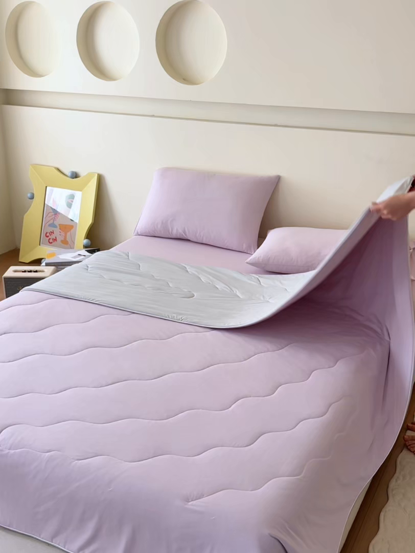 91家纺网 家纺一手货源 找家纺 亿梵家居 2026新款西瓜啵啵凉感夏被夏凉被空调被 梦幻紫-轻奢灰