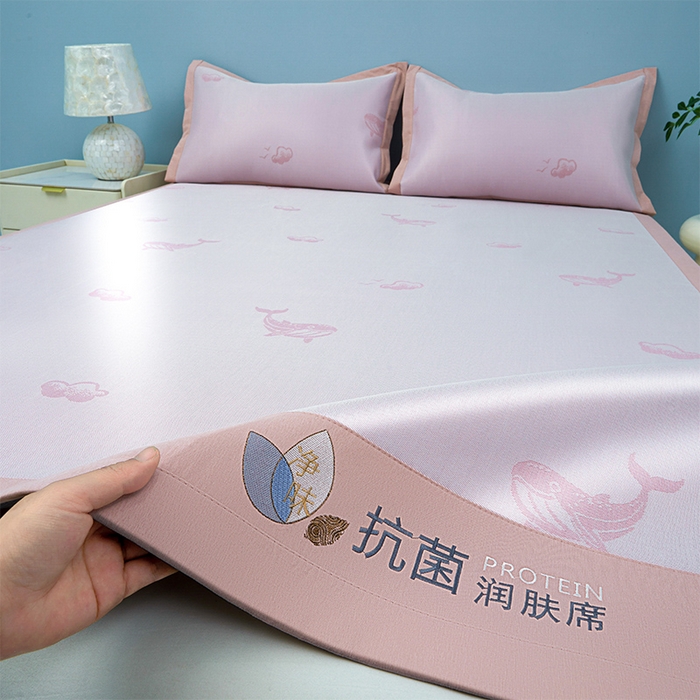 91家纺网 家纺一手货源 找家纺 玖明家纺 2026新款A类精品加厚净味抗菌凉感冰丝席三件套藤席凉席 鲸鱼-粉