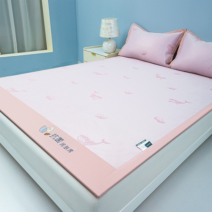 91家纺网 家纺一手货源 找家纺 玖明家纺 2026新款A类精品加厚净味抗菌凉感冰丝席三件套藤席凉席 鲸鱼-粉