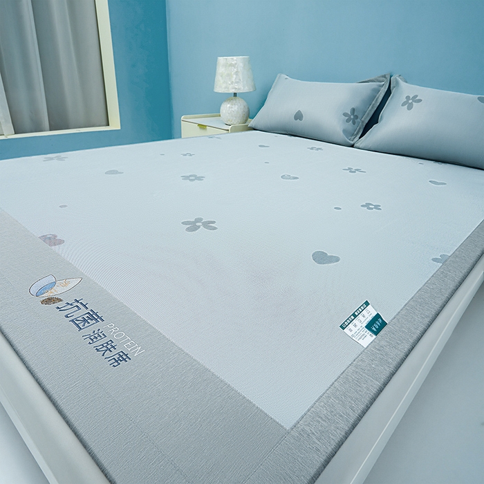 91家纺网 家纺一手货源 找家纺 玖明家纺 2026新款A类精品加厚净味抗菌凉感冰丝席三件套藤席凉席 繁花·花漫山-灰