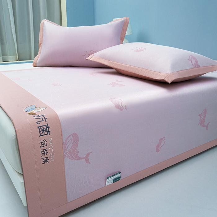 91家纺网 家纺一手货源 找家纺 玖明家纺 2026新款A类精品加厚净味抗菌凉感冰丝席三件套藤席凉席 鲸鱼-粉