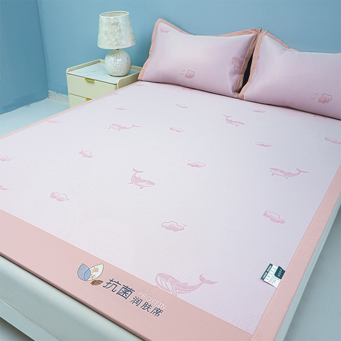 91家纺网 家纺一手货源 找家纺 玖明家纺 2026新款A类精品加厚净味抗菌凉感冰丝席三件套藤席凉席 鲸鱼-粉