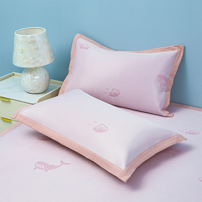 91家纺网 家纺一手货源 找家纺 玖明家纺 2026新款A类精品加厚净味抗菌凉感冰丝席三件套藤席凉席 鲸鱼-粉