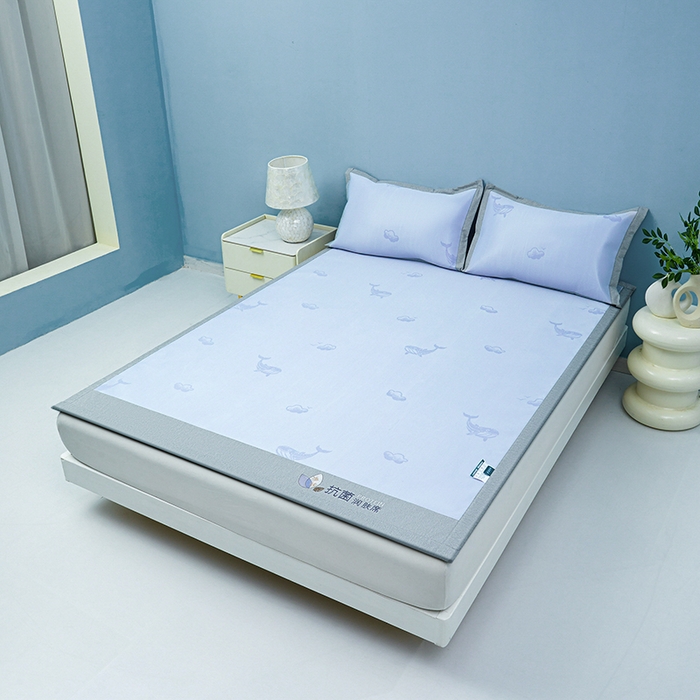 91家纺网 家纺一手货源 找家纺 玖明家纺 2026新款A类精品加厚净味抗菌凉感冰丝席三件套藤席凉席 鲸鱼-兰