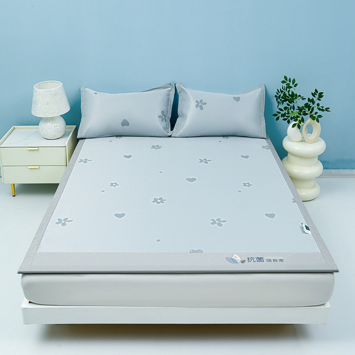 91家纺网 家纺一手货源 找家纺 玖明家纺 2026新款A类精品加厚净味抗菌凉感冰丝席三件套藤席凉席 繁花·花漫山-灰