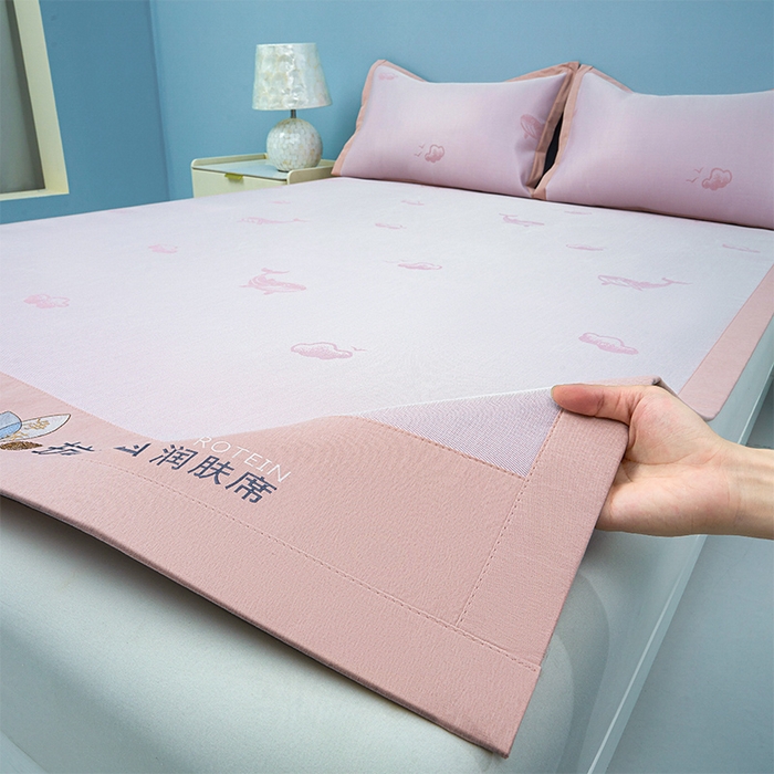 91家纺网 家纺一手货源 找家纺 玖明家纺 2026新款A类精品加厚净味抗菌凉感冰丝席三件套藤席凉席 鲸鱼-粉