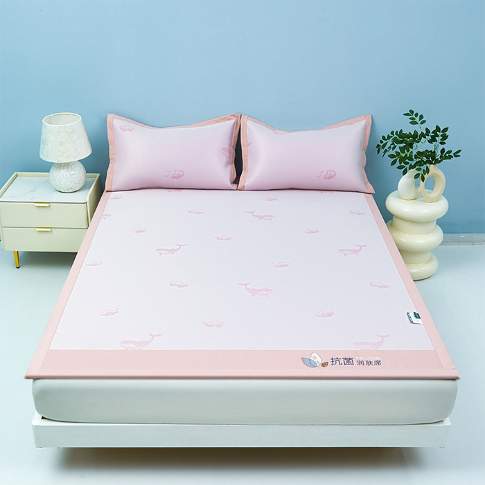 91家纺网 家纺一手货源 找家纺 玖明家纺 2026新款A类精品加厚净味抗菌凉感冰丝席三件套藤席凉席 鲸鱼-粉