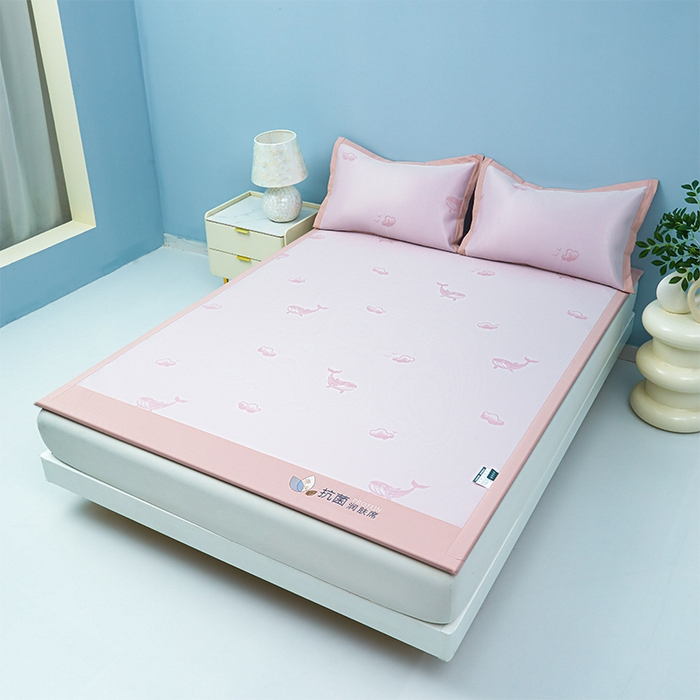 91家纺网 家纺一手货源 找家纺 玖明家纺 2026新款A类精品加厚净味抗菌凉感冰丝席三件套藤席凉席 鲸鱼-粉