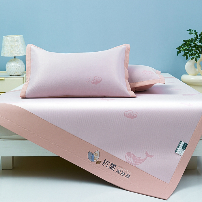 91家纺网 家纺一手货源 找家纺 玖明家纺 2026新款A类精品加厚净味抗菌凉感冰丝席三件套藤席凉席 鲸鱼-粉