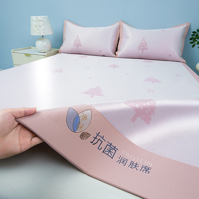 91家纺网 家纺一手货源 找家纺 玖明家纺 2026新款A类精品加厚净味抗菌凉感冰丝席三件套藤席凉席 梦幻森林-粉