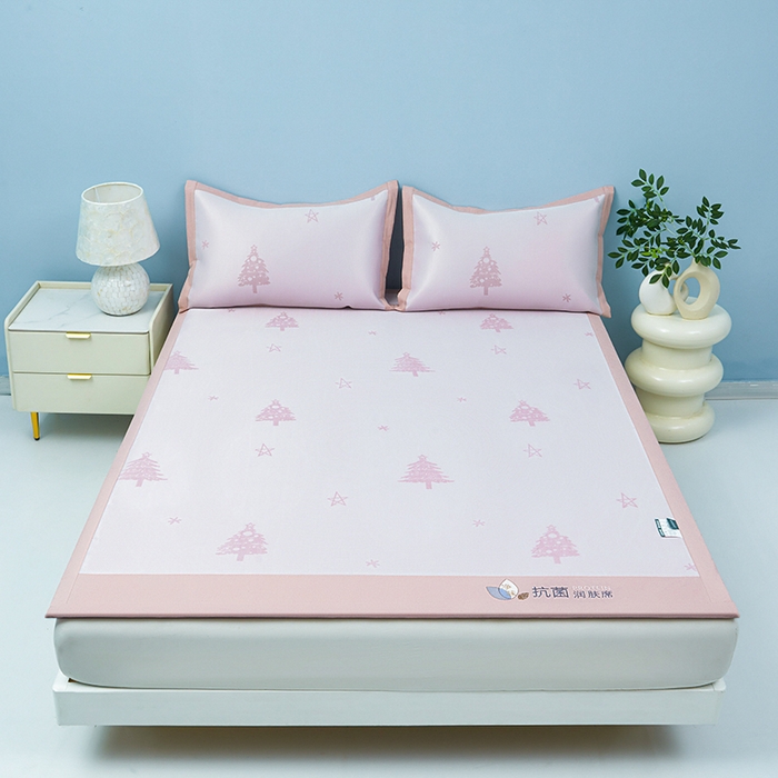 91家纺网 家纺一手货源 找家纺 玖明家纺 2026新款A类精品加厚净味抗菌凉感冰丝席三件套藤席凉席 梦幻森林-粉