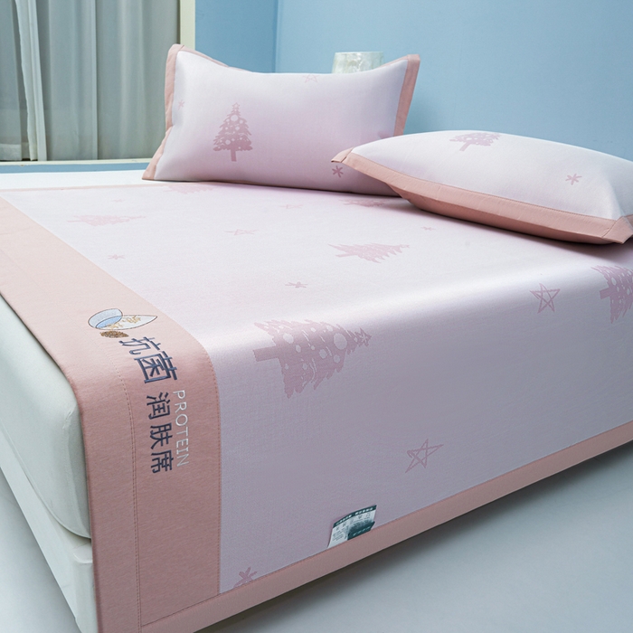 91家纺网 家纺一手货源 找家纺 玖明家纺 2026新款A类精品加厚净味抗菌凉感冰丝席三件套藤席凉席 梦幻森林-粉