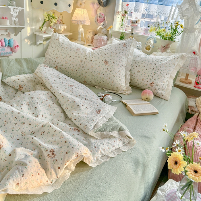 91家纺网 家纺一手货源 找家纺 几禾 2026新款泡芙纱全棉蕾丝花边夏被-花笺系列（甜系花边撞入梦境，软乎乎的质感，治愈所有疲惫） 花笺-木马小花团
