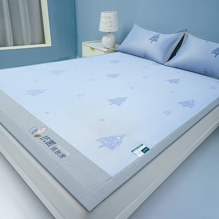 91家纺网 家纺一手货源 找家纺 玖明家纺 2026新款A类精品加厚净味抗菌凉感冰丝席三件套藤席凉席 梦幻森林-兰