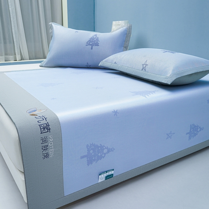 91家纺网 家纺一手货源 找家纺 玖明家纺 2026新款A类精品加厚净味抗菌凉感冰丝席三件套藤席凉席 梦幻森林-兰