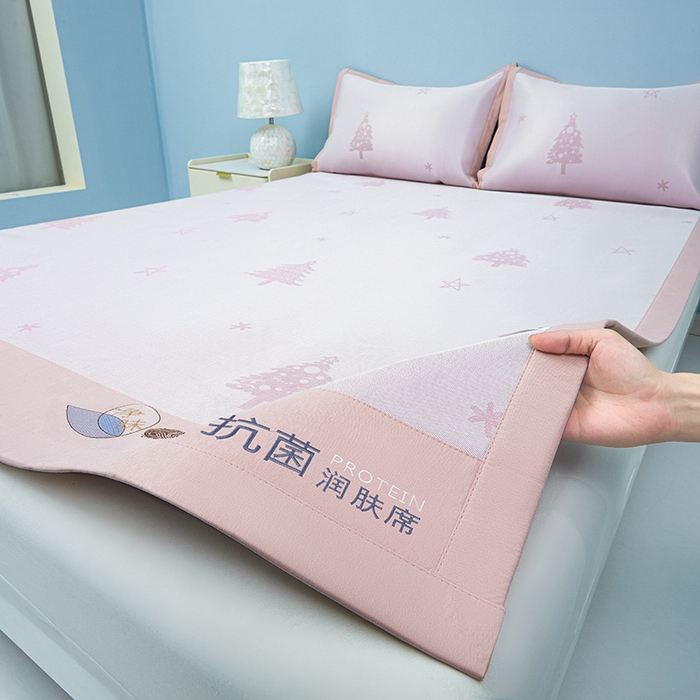 91家纺网 家纺一手货源 找家纺 玖明家纺 2026新款A类精品加厚净味抗菌凉感冰丝席三件套藤席凉席 梦幻森林-粉