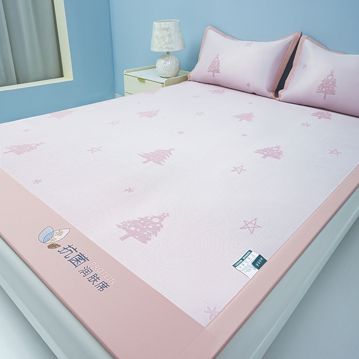 91家纺网 家纺一手货源 找家纺 玖明家纺 2026新款A类精品加厚净味抗菌凉感冰丝席三件套藤席凉席 梦幻森林-粉