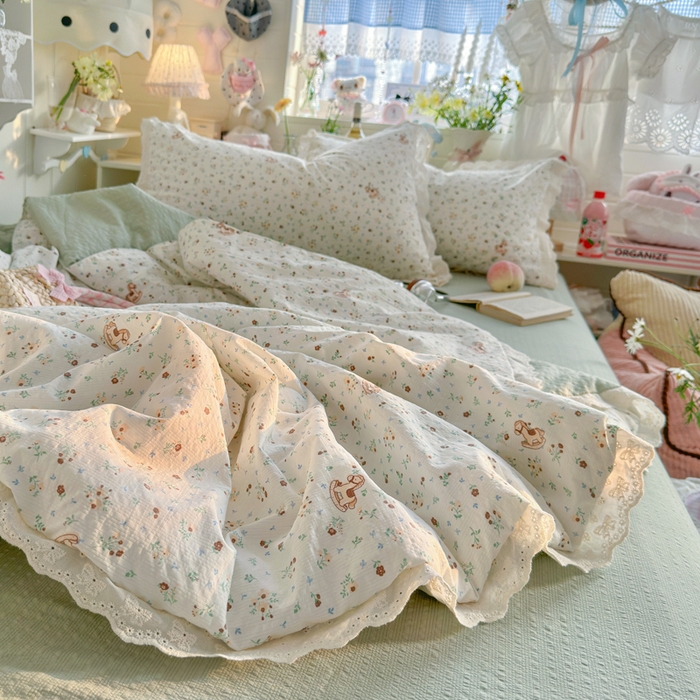 91家纺网 家纺一手货源 找家纺 几禾 2026新款泡芙纱全棉蕾丝花边夏被-花笺系列（甜系花边撞入梦境，软乎乎的质感，治愈所有疲惫） 花笺-木马小花团