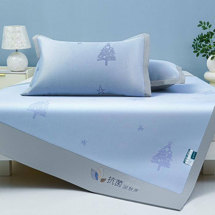 91家纺网 家纺一手货源 找家纺 玖明家纺 2026新款A类精品加厚净味抗菌凉感冰丝席三件套藤席凉席 梦幻森林-兰