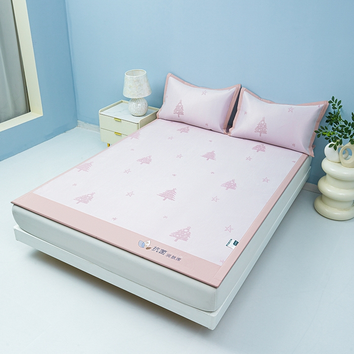 91家纺网 家纺一手货源 找家纺 玖明家纺 2026新款A类精品加厚净味抗菌凉感冰丝席三件套藤席凉席 梦幻森林-粉