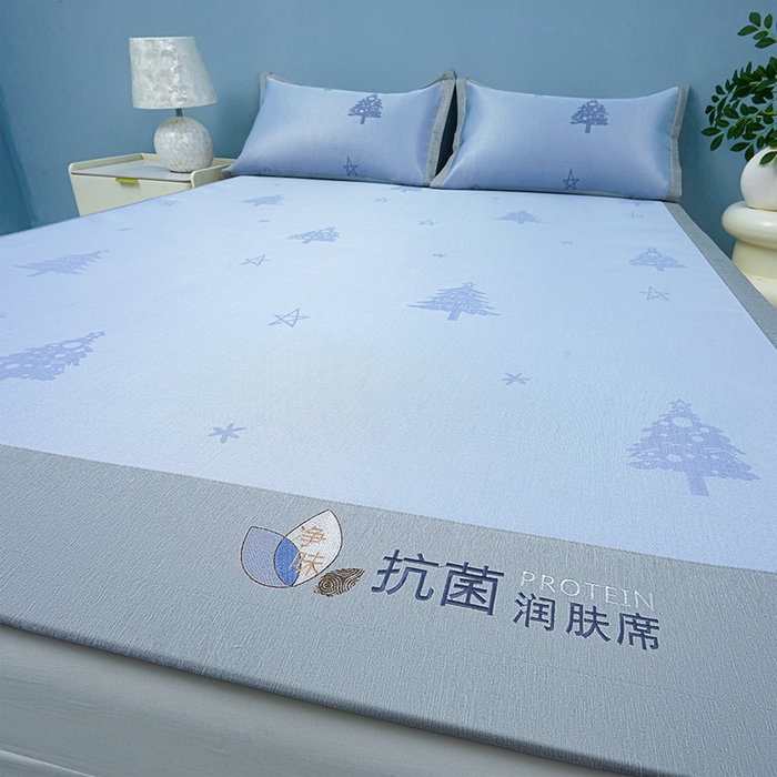 91家纺网 家纺一手货源 找家纺 玖明家纺 2026新款A类精品加厚净味抗菌凉感冰丝席三件套藤席凉席 梦幻森林-兰