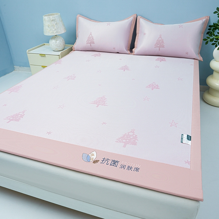 91家纺网 家纺一手货源 找家纺 玖明家纺 2026新款A类精品加厚净味抗菌凉感冰丝席三件套藤席凉席 梦幻森林-粉