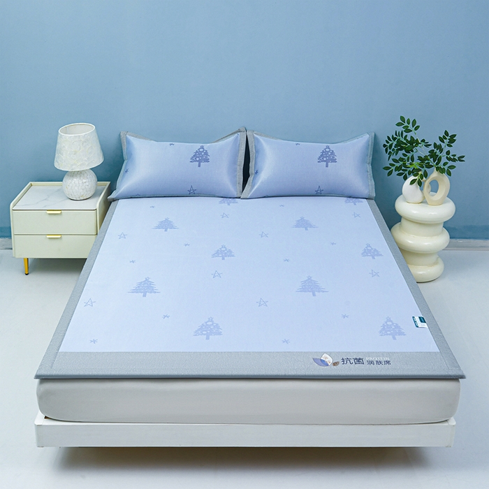 91家纺网 家纺一手货源 找家纺 玖明家纺 2026新款A类精品加厚净味抗菌凉感冰丝席三件套藤席凉席 梦幻森林-兰