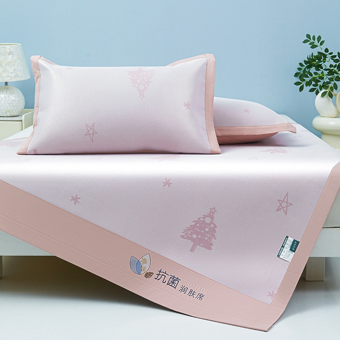 91家纺网 家纺一手货源 找家纺 玖明家纺 2026新款A类精品加厚净味抗菌凉感冰丝席三件套藤席凉席 梦幻森林-粉