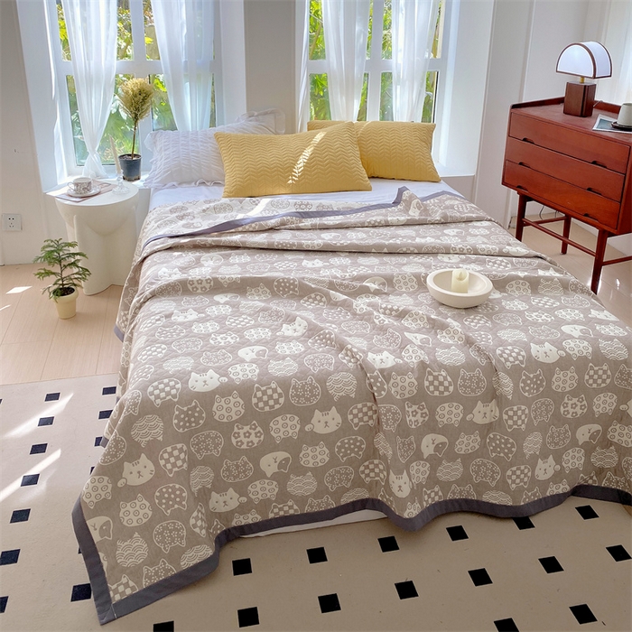 91家纺网 家纺一手货源 找家纺 云天家纺 2026新款A类全棉三层纱多功能毛巾被（盖毯床单夏被） 百变猫咪-咖