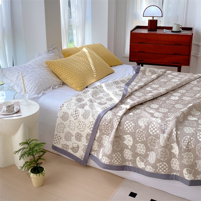 91家纺网 家纺一手货源 找家纺 云天家纺 2026新款A类全棉三层纱多功能毛巾被（盖毯床单夏被） 百变猫咪-咖