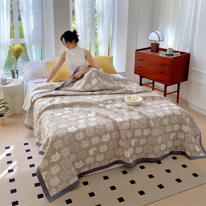 91家纺网 家纺一手货源 找家纺 云天家纺 2026新款A类全棉三层纱多功能毛巾被（盖毯床单夏被） 百变猫咪-咖