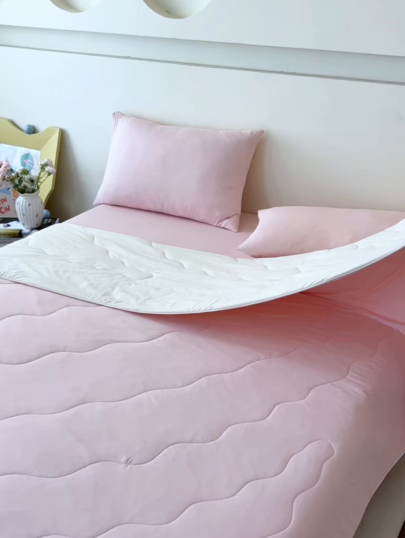 91家纺网 家纺一手货源 找家纺 亿梵家居 2026新款西瓜啵啵凉感夏被夏凉被空调被 蜜桃粉-淡雅黄