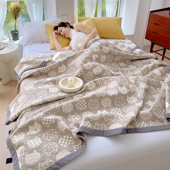 91家纺网 家纺一手货源 找家纺 云天家纺 2026新款A类全棉三层纱多功能毛巾被（盖毯床单夏被） 百变猫咪-咖