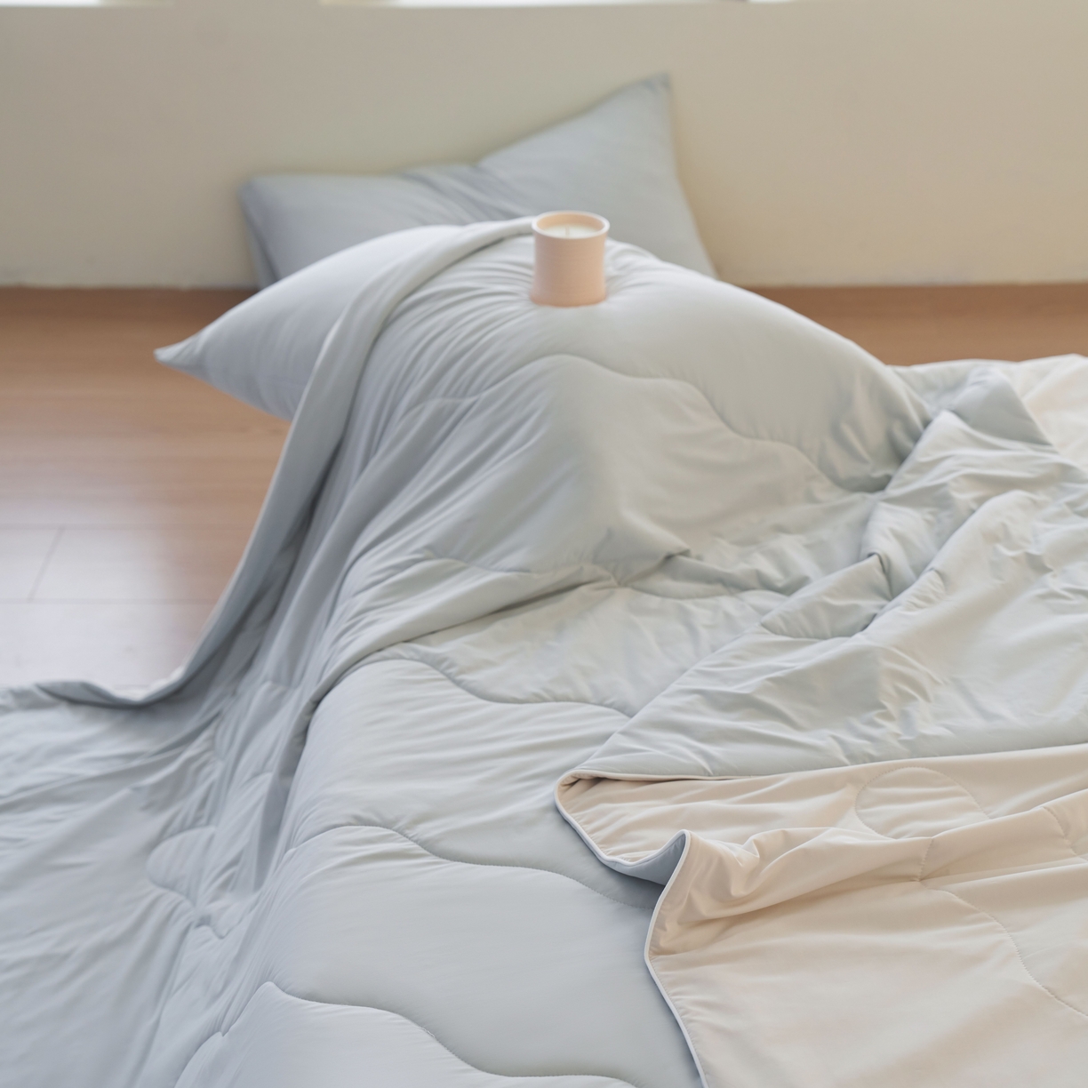 91家纺网 家纺一手货源 找家纺 亿梵家居 2026新款西瓜啵啵凉感夏被夏凉被空调被 轻奢灰-浅奶咖