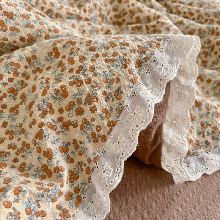 91家纺网 家纺一手货源 找家纺 几禾 2026新款泡芙纱全棉蕾丝花边夏被-花笺系列（甜系花边撞入梦境，软乎乎的质感，治愈所有疲惫） 花笺-暖橘枝
