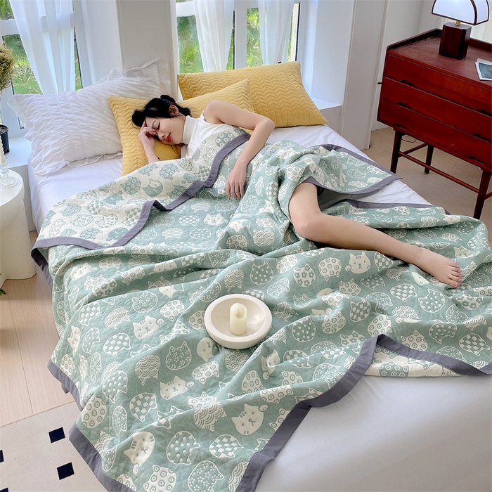 91家纺网 家纺一手货源 找家纺 云天家纺 2026新款A类全棉三层纱多功能毛巾被（盖毯床单夏被） 百变猫咪-绿