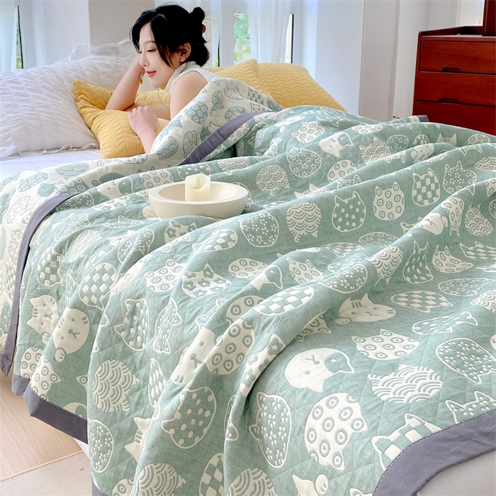 91家纺网 家纺一手货源 找家纺 云天家纺 2026新款A类全棉三层纱多功能毛巾被（盖毯床单夏被） 百变猫咪-绿