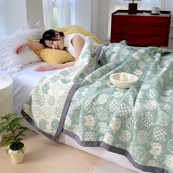 91家纺网 家纺一手货源 找家纺 云天家纺 2026新款A类全棉三层纱多功能毛巾被（盖毯床单夏被） 百变猫咪-绿