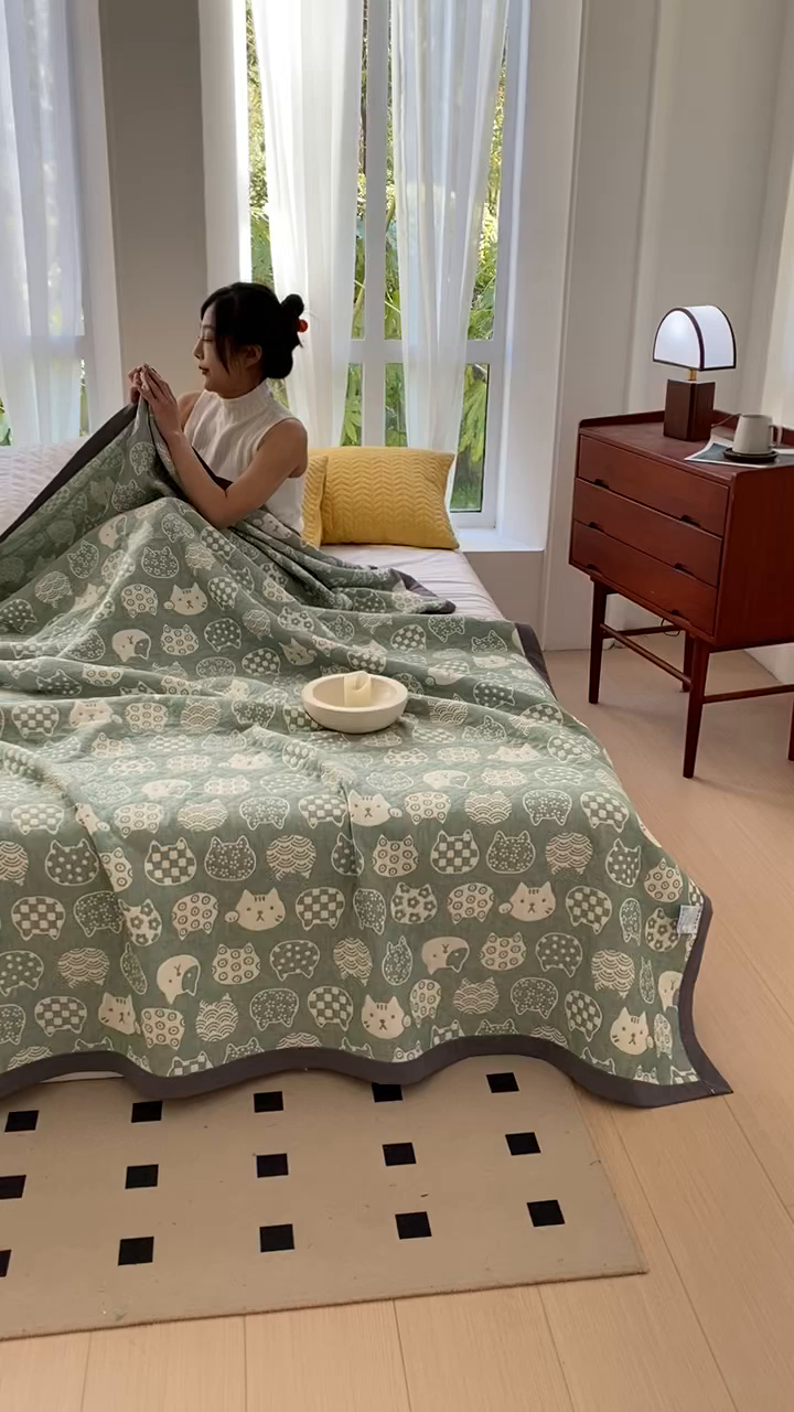 91家纺网 家纺一手货源 找家纺 云天家纺 2026新款A类全棉三层纱多功能毛巾被（盖毯床单夏被） 百变猫咪-绿